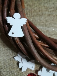 Drobné dřevěné dekorace ve tvaru anděla s hvězdičkou