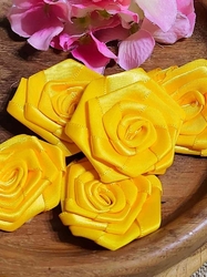 Saténová růže Ø50 mm žlutá 