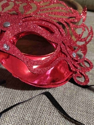 Karnevalová maska - škraboška s glitry červená