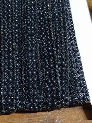 Prýmek s perlami a skleněnými broušenými kamínky šíře 10 mm nažehlovací barva černá
