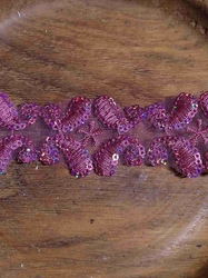 Prýmek na monofilu s flitry šíře 30 mm barva růžová