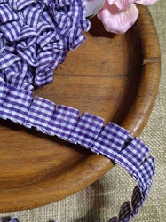 Oděvní prýmek šíře 17 mm s volánkem káro fialový