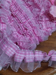 Oděvní prýmek šíře 20 mm s volánkem káro růžová