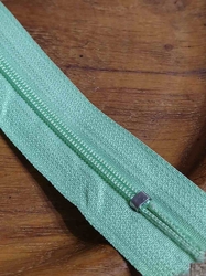 Spirálový zip šíře 3 mm délka 16 cm zelená světlá
