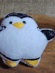Plyšová aplikace s pískátkem tučňák