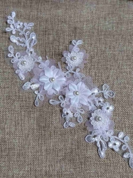 Aplikace na monofilu s 3D květy a perlami 11x28 cm bílo růžová