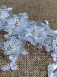 Aplikace na monofilu s 3D květy a perlami 11x28 cm bílo modrá