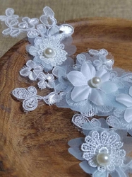 Aplikace na monofilu s 3D květy a perlami 11x28 cm bílo modrá