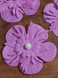 Textilní květ 3D Ø53 mm s perlou starorůžová