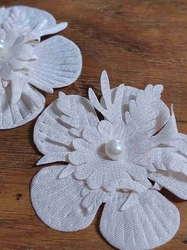Textilní květ Ø53 mm s perlou smetanová