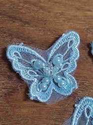 Motýl s perlami 38x43 mm světle modrý