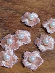Vyšívaný květ Ø20 mm s perlou lososová