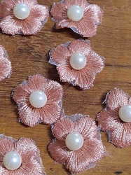 Vyšívaný květ Ø20 mm s perlou barva starorůžová