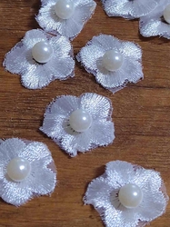 Vyšívaný květ Ø20 mm s perlou barva bílá