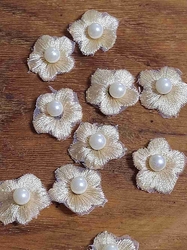 Vyšívaný květ Ø20 mm s perlou barva béžová