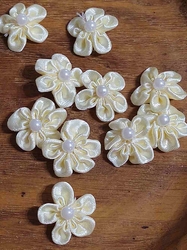 Saténový květ Ø25 mm s perlou krémová