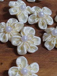 Saténový květ Ø25 mm s perlou krémová