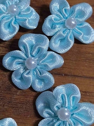 Saténový květ Ø25 mm s perlou modrá světlá