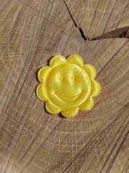 Aplikace saténová kytička s úsměvem barva žlutá 