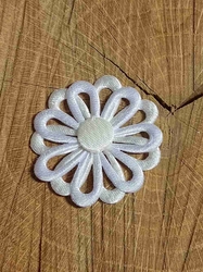 Aplikace saténová květ dvojitý barva bílo smetanová