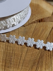 Saténový prýmek šíře 10 mm květ barva of white