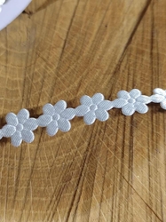 Saténový prýmek šíře 10 mm květ barva of white