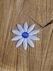 Saténová aplikace květina bílá s modrým středem