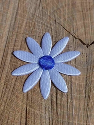 Saténová aplikace květina bílá s modrým středem