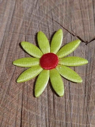 Saténová aplikace květina žlutá s červeným středem