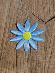 Saténová aplikace květina světle modrá se žlutým středem