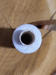 Polyesterové nitě návin 500 m Ribbon 14,8x2 bílá