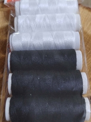 Polyesterové nitě návin 45 m 40/2 bílá a černá