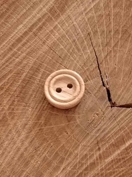 Dřevěný knoflík 15 mm dvoudírkový barva přírodní