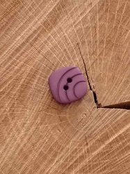 Knoflík čtvercový s rýhami fialový