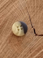 Knoflík malý čtyřdírkový hnědo béžový 