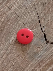 Knoflík dvoudírkový košilový červený