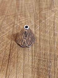 Koncovky na šňůrku / dekorační kaplíky 11x12 mm barva platina