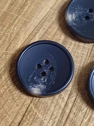 Knoflík větší černý čtyřdírkový dvoubarevný 24 mm