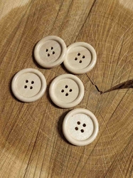 Dřevěný knoflík 25 mm čtyřdírkový přírodní