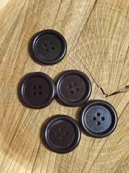 Dřevěný knoflík 25 mm čtyřdírkový tmavě hnědá