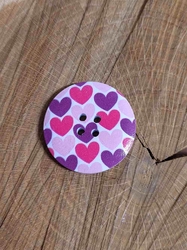 Dřevěný knoflík 38 mm se srdíčky