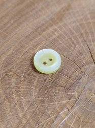 Knoflík světle žlutý košilový dvoudírkový
