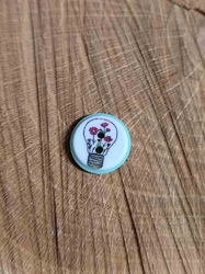 Knoflík dětský dvoudírkový vzor žárovka