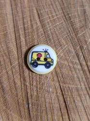 Knoflík dětský dvoudírkový vzor záchranka