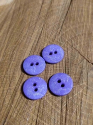 Knoflík fialkový s vyrytým jemným vzorem