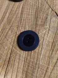 Knoflík černý dvoudírkový s vystouplým středem