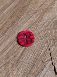 Knoflík zdobený květem barva červená