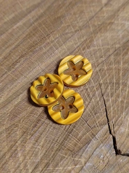 Knoflík zdobený květem barva oranžová světlá