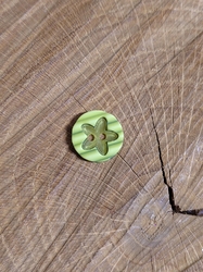 Knoflík zdobený květem barva zelená světlá