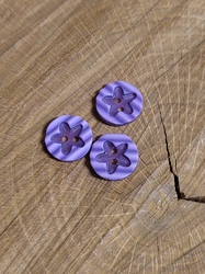 Knoflík zdobený květem barva fialková